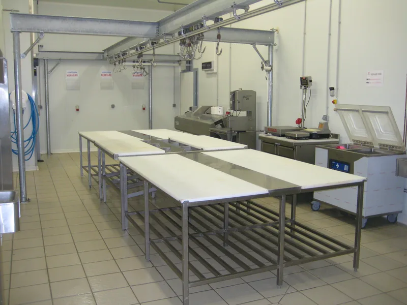 Atelier de découpe Les Comptoirs Halal, préparation des colis demi-gros