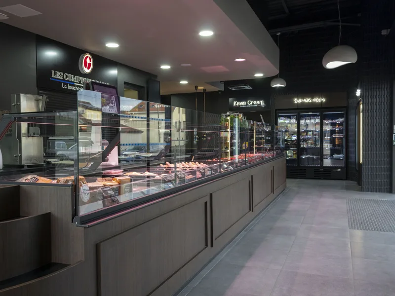 Intérieur de la boucherie Les Comptoirs Halal, comptoir de vente au détail