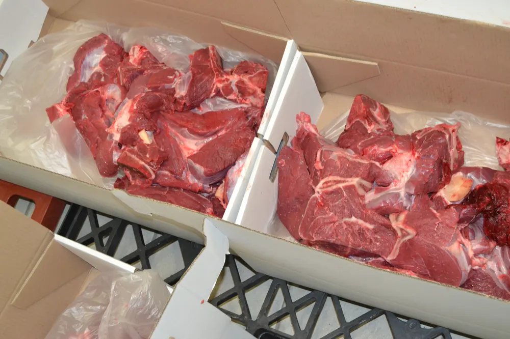 Préparation des caisses de viande en gros