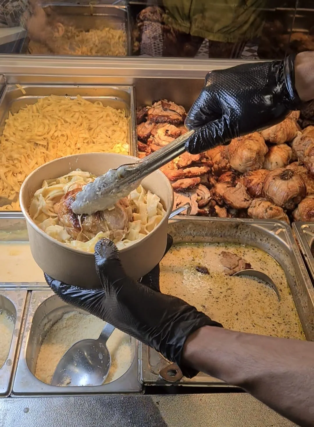 Buffet traiteur avec poulet et pâtes, Les Comptoirs Halal